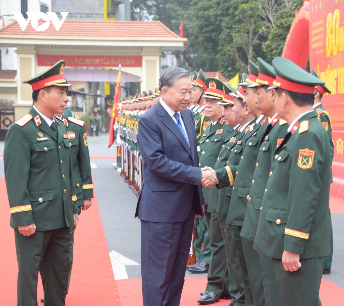 tong bi thu to lam trao huan chuong ho chi minh tang binh chung cong binh hinh anh 3