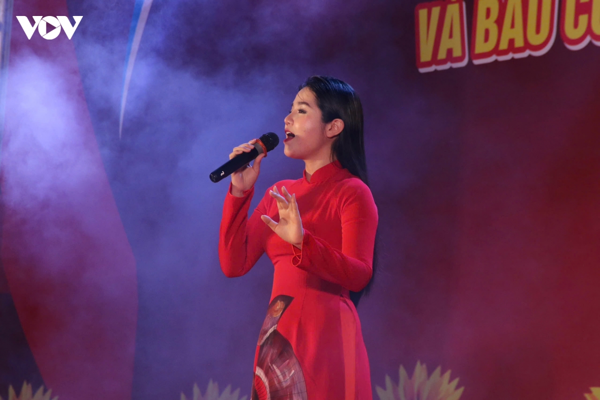 Dem nghe thuat mau co toi yeu chao mung bau cu dai bieu quoc hoi khoa xvi hinh anh 2