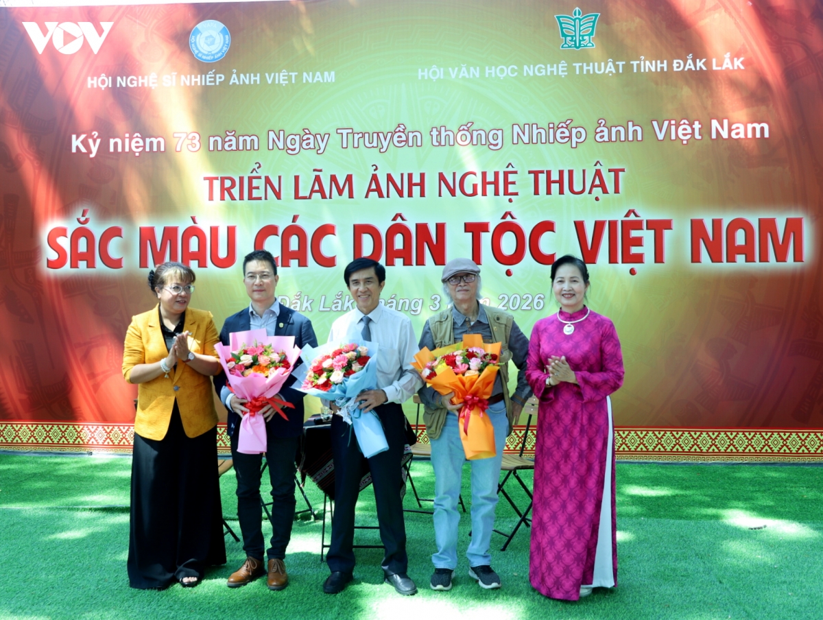 goi mo cam hung sang tac ve ban sac cac dan toc qua nhiep anh hinh anh 3