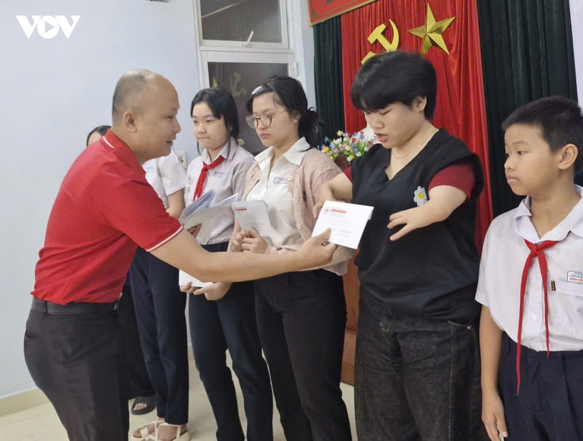 hoc sinh, sinh vien hoan canh kho khan o tp Da nang duoc nhan bong hinh anh 2