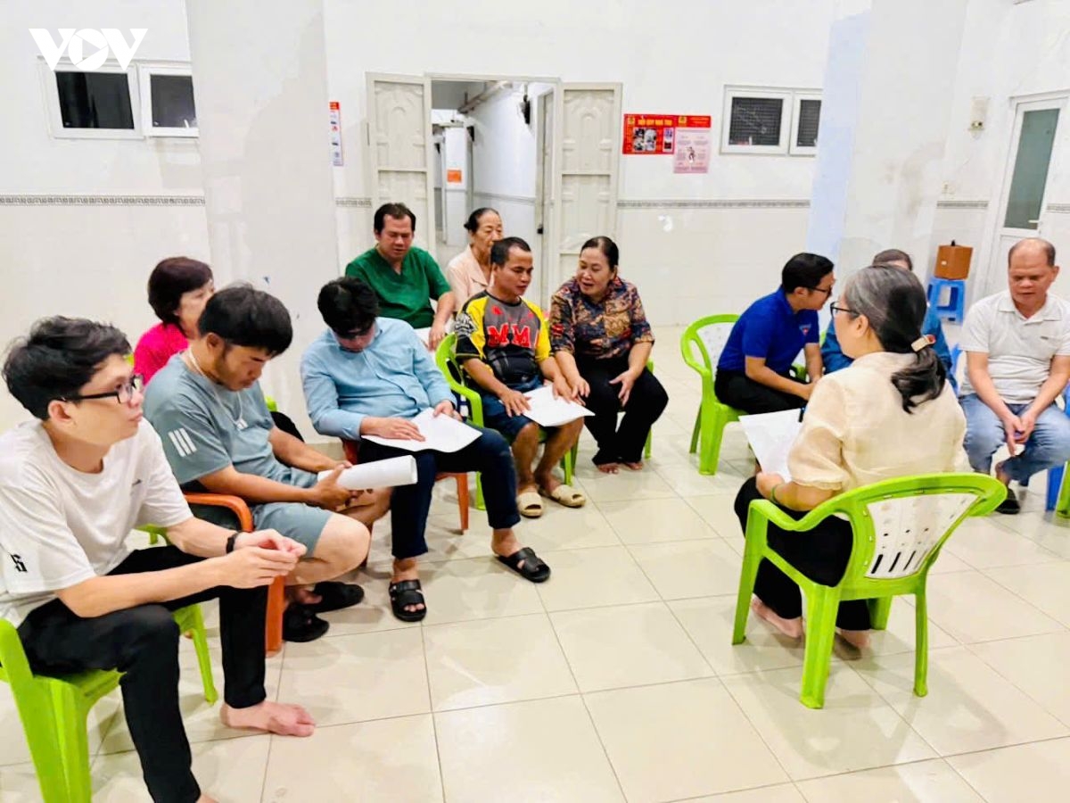Dua thong tin bau cu den voi cu tri khiem thi hinh anh 4