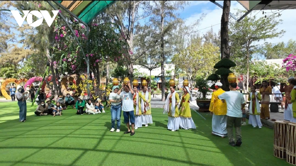 nghe thuat truyen thong cham niu chan du khach hinh anh 1