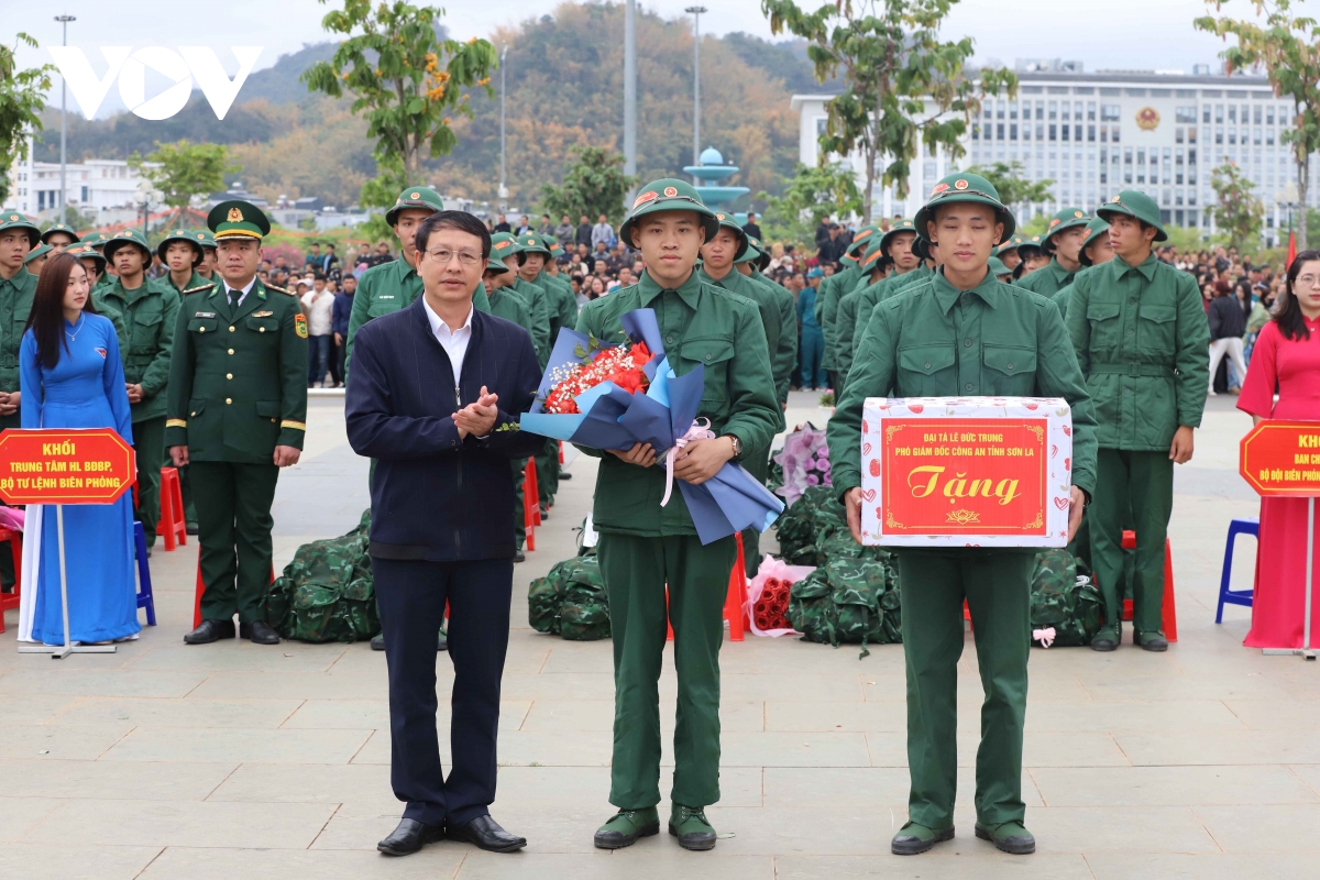 gan 3.300 thanh nien Dien bien, son la no nuc len duong nhap ngu hinh anh 1