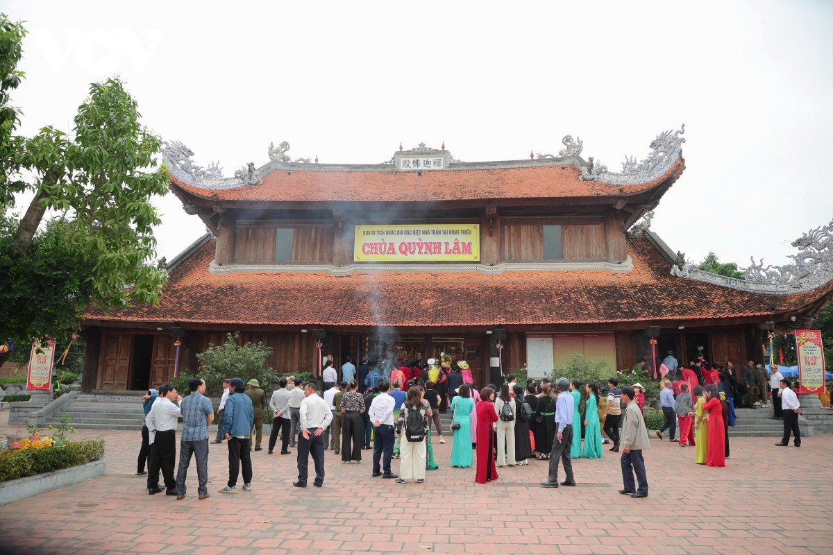 ron rang le hoi chua quynh lam giua dat thieng binh khe, quang ninh hinh anh 3