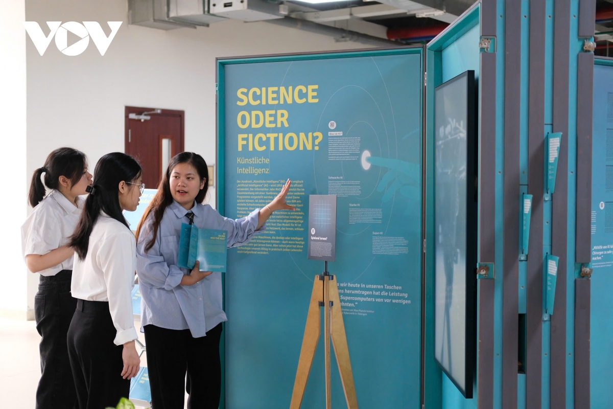 trien lam khoa hoc Duc tai ha noi giai ma vu tru, con nguoi va ai hinh anh 3