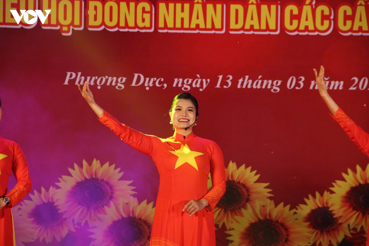 Dem nghe thuat mau co toi yeu chao mung bau cu dai bieu quoc hoi khoa xvi hinh anh 11