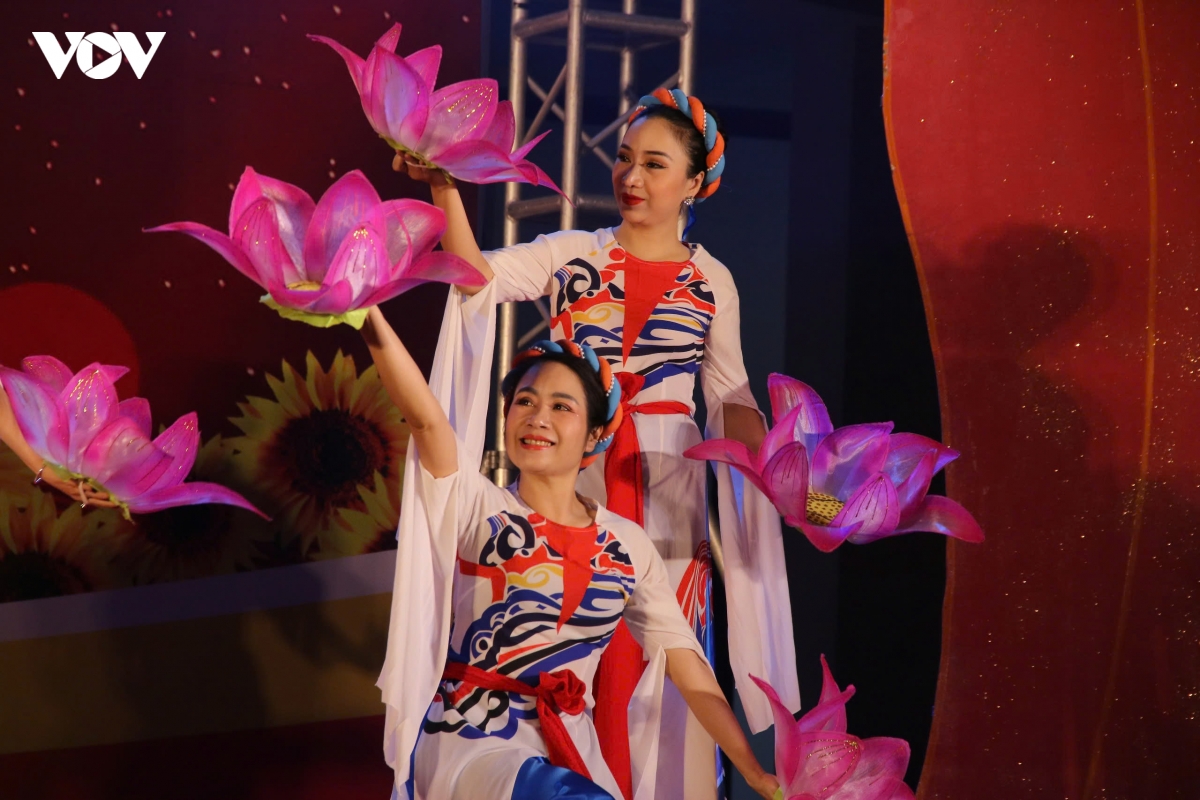 Dem nghe thuat mau co toi yeu chao mung bau cu dai bieu quoc hoi khoa xvi hinh anh 13