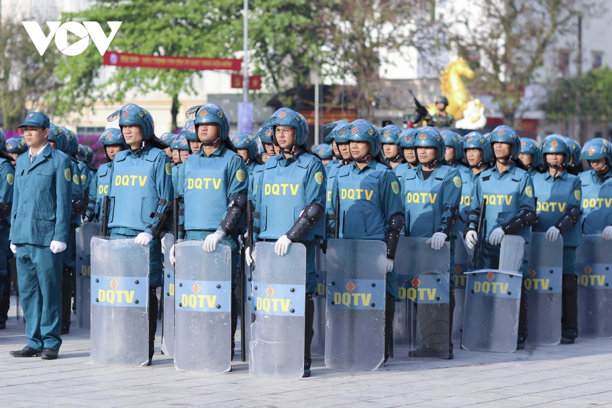 luc luong vu trang Dien bien ra quan huan luyen 2026 day khi the hinh anh 3