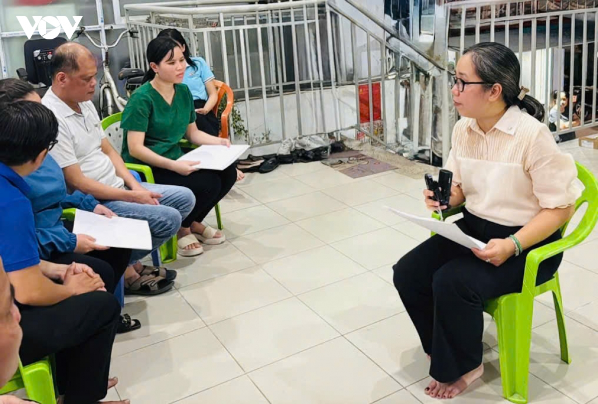 Dua thong tin bau cu den voi cu tri khiem thi hinh anh 2