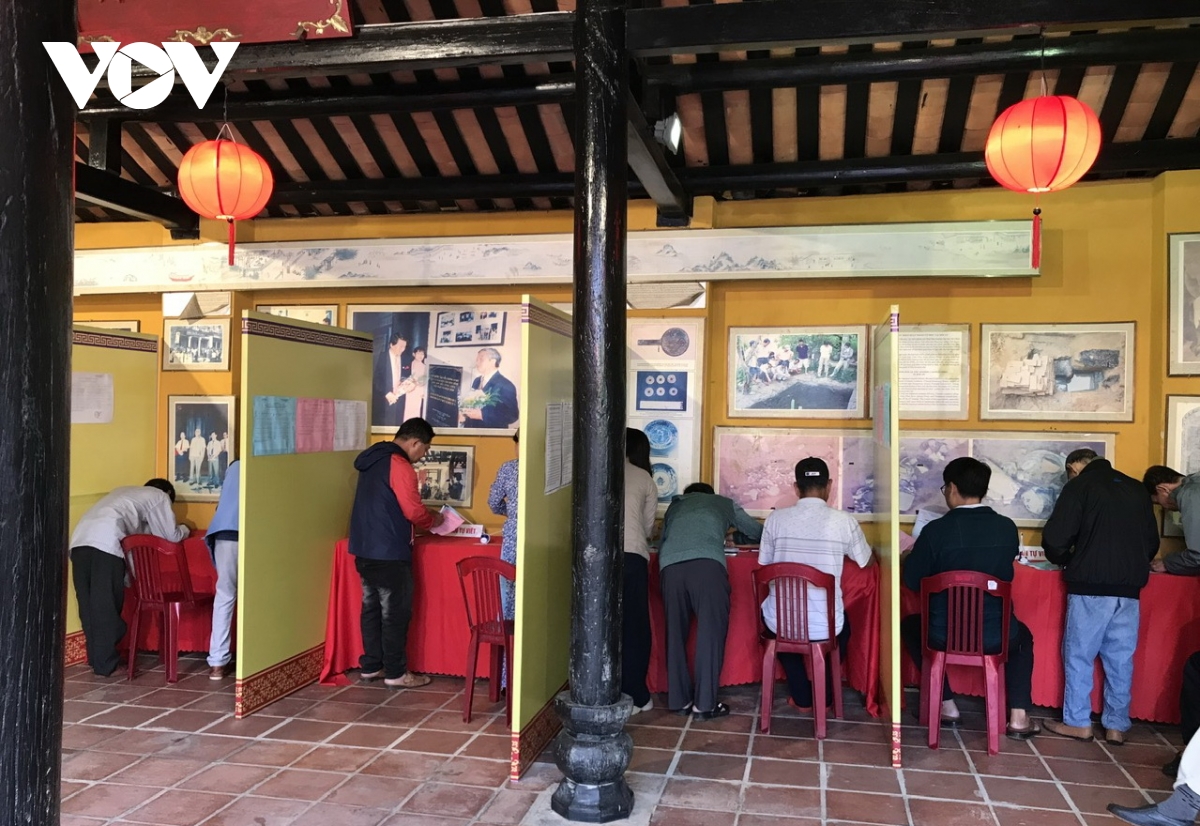 ba the he cung di bau cu giua long pho co hoi an hinh anh 3