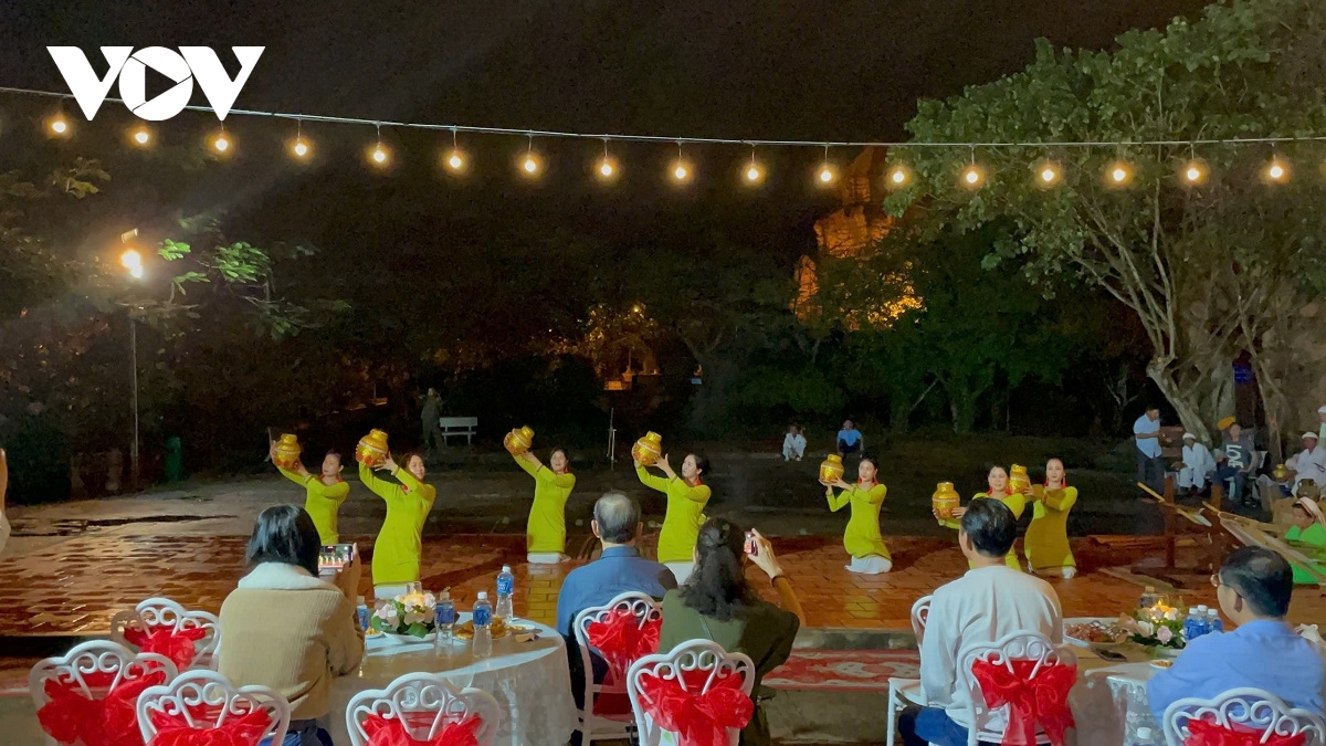 nghe thuat truyen thong cham niu chan du khach hinh anh 2