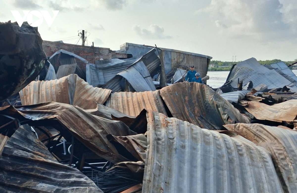 hoa hoan thieu rui day nha ven song tai ca mau hinh anh 2