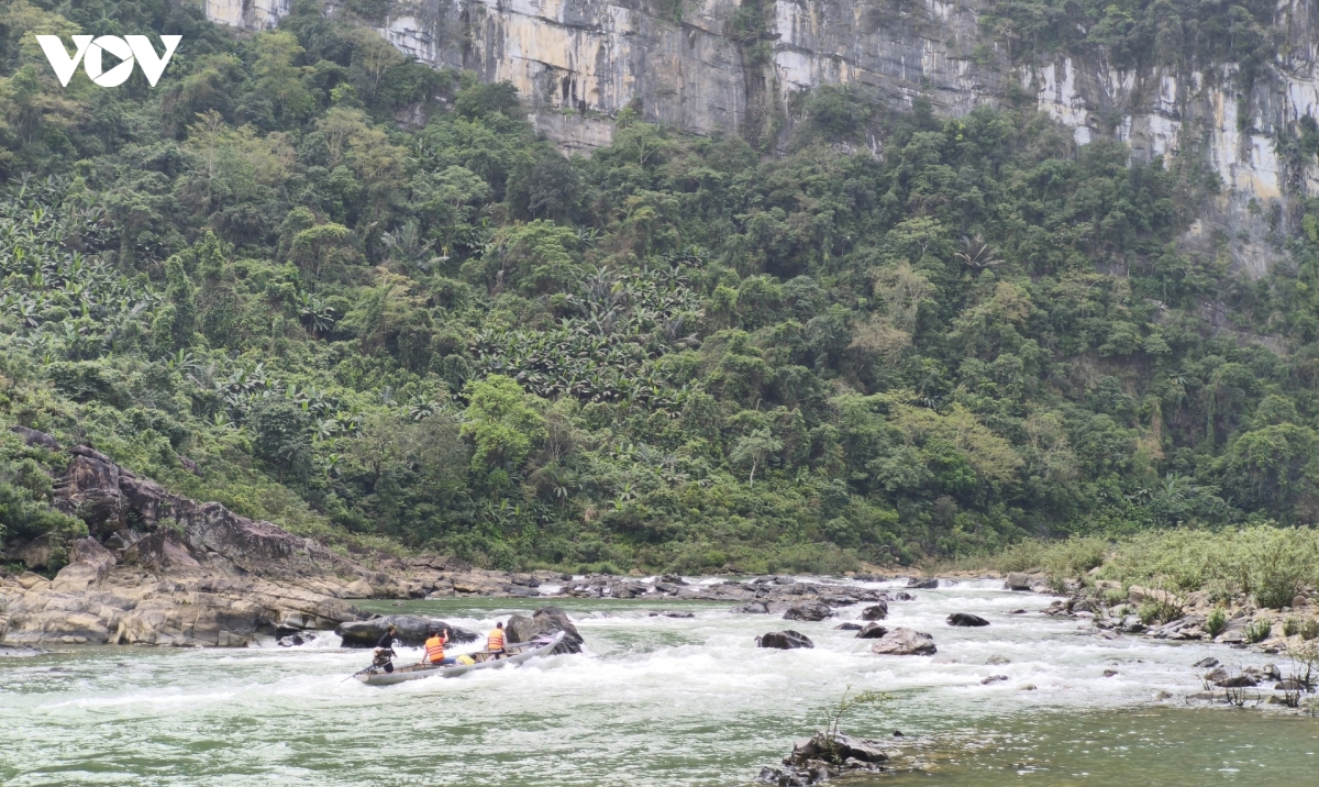 bang rung, vuot thac tam lu di bau cu som o xa truong son, quang tri hinh anh 1