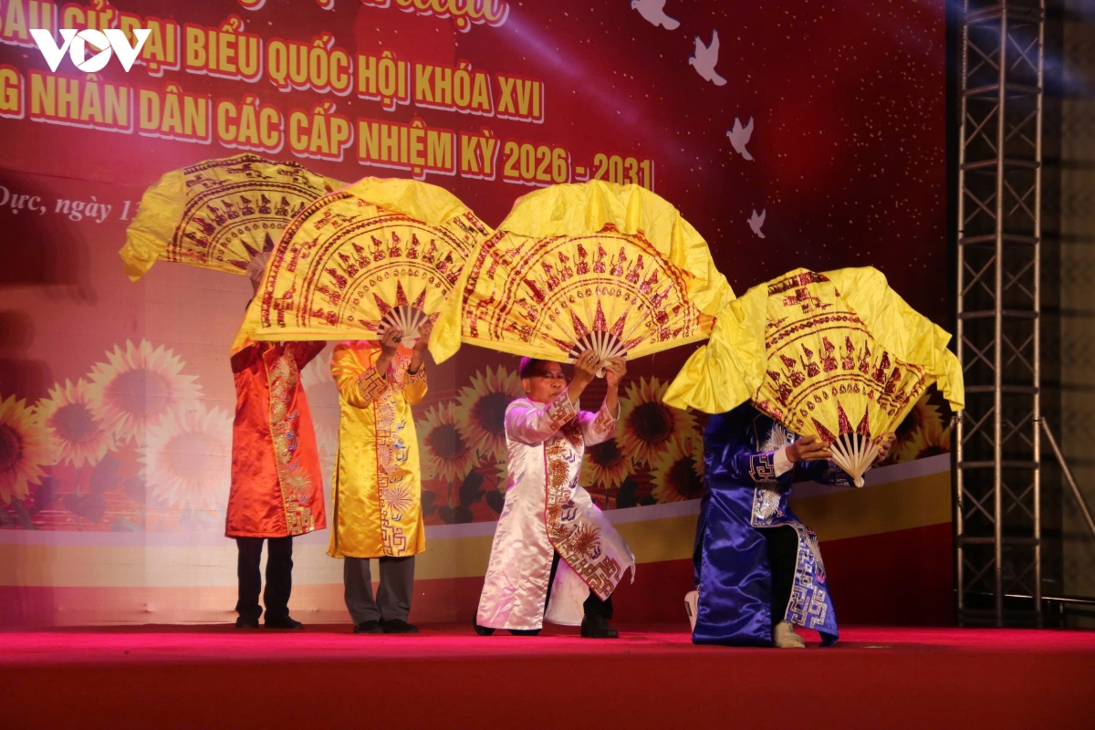 Dem nghe thuat mau co toi yeu chao mung bau cu dai bieu quoc hoi khoa xvi hinh anh 9