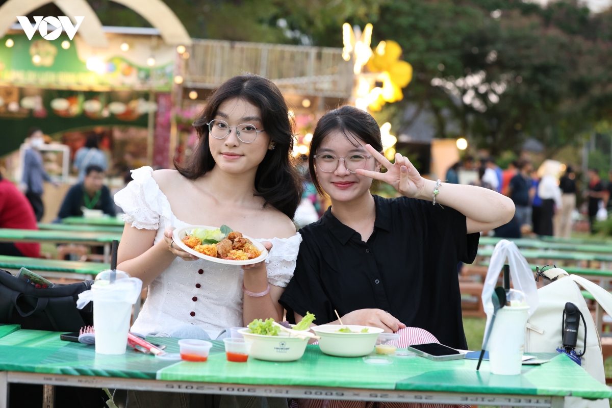 le hoi am thuc 500 mon ngon tai tp.hcm hut khach trong ngay khai mac hinh anh 3