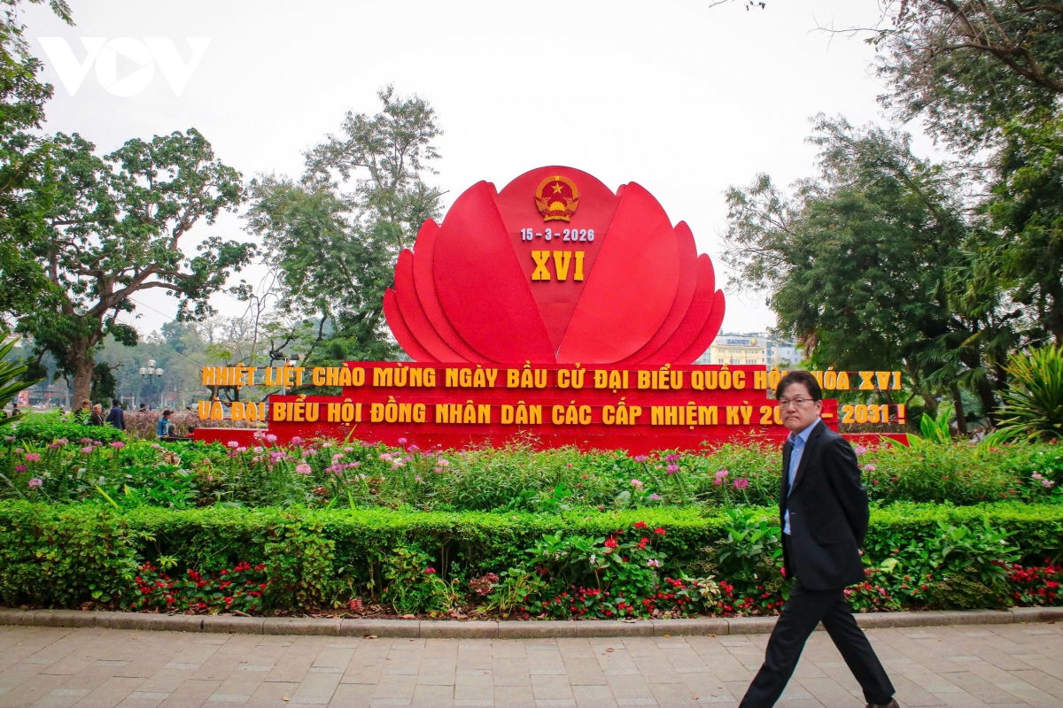 Không gian lịch sử Hà Nội rực rỡ cờ hoa trước ngày bầu cử