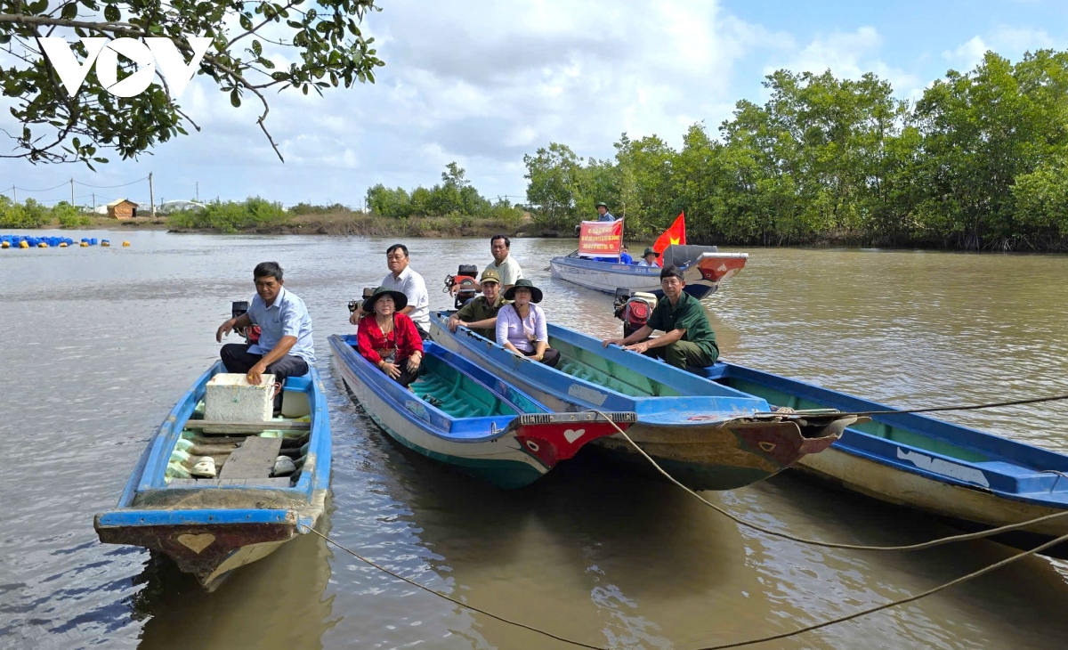 Lênh đênh sông nước mang thông tin bầu cử đến người dân