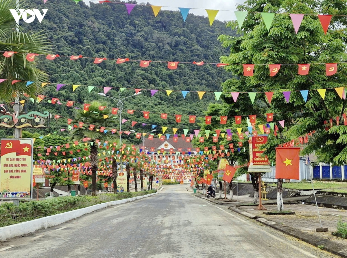  Den ngay 15 3, ba con tam gac lai cong viec nuong ray de di bau cu hinh anh 5