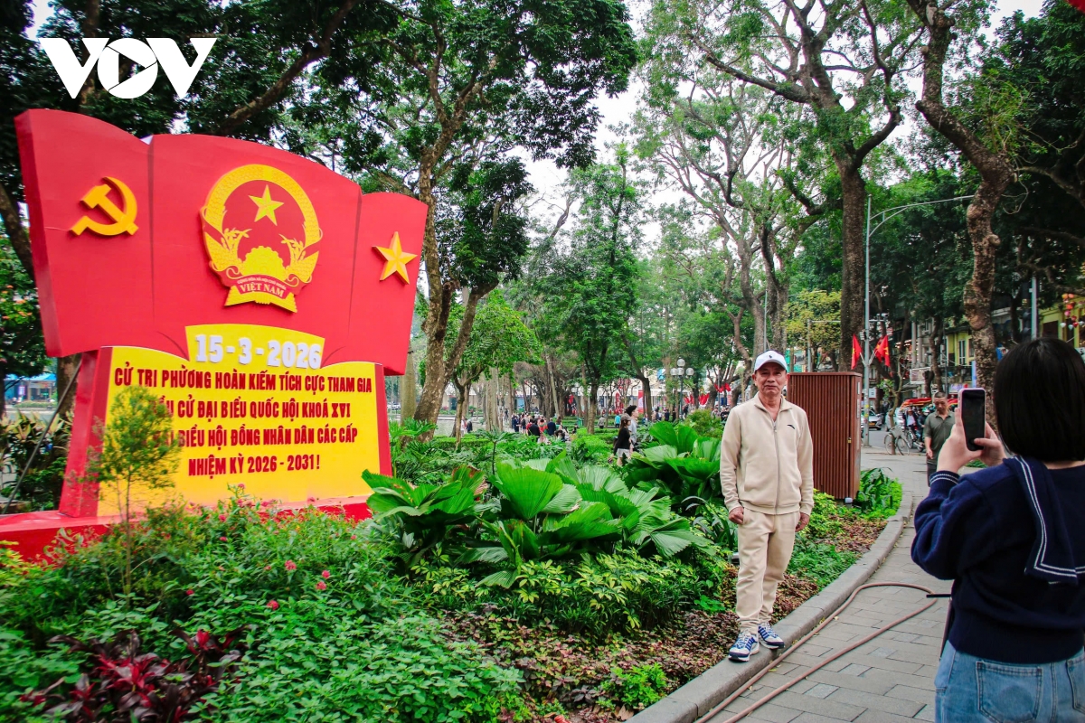 khong gian lich su ha noi ruc ro co hoa truoc ngay bau cu hinh anh 3