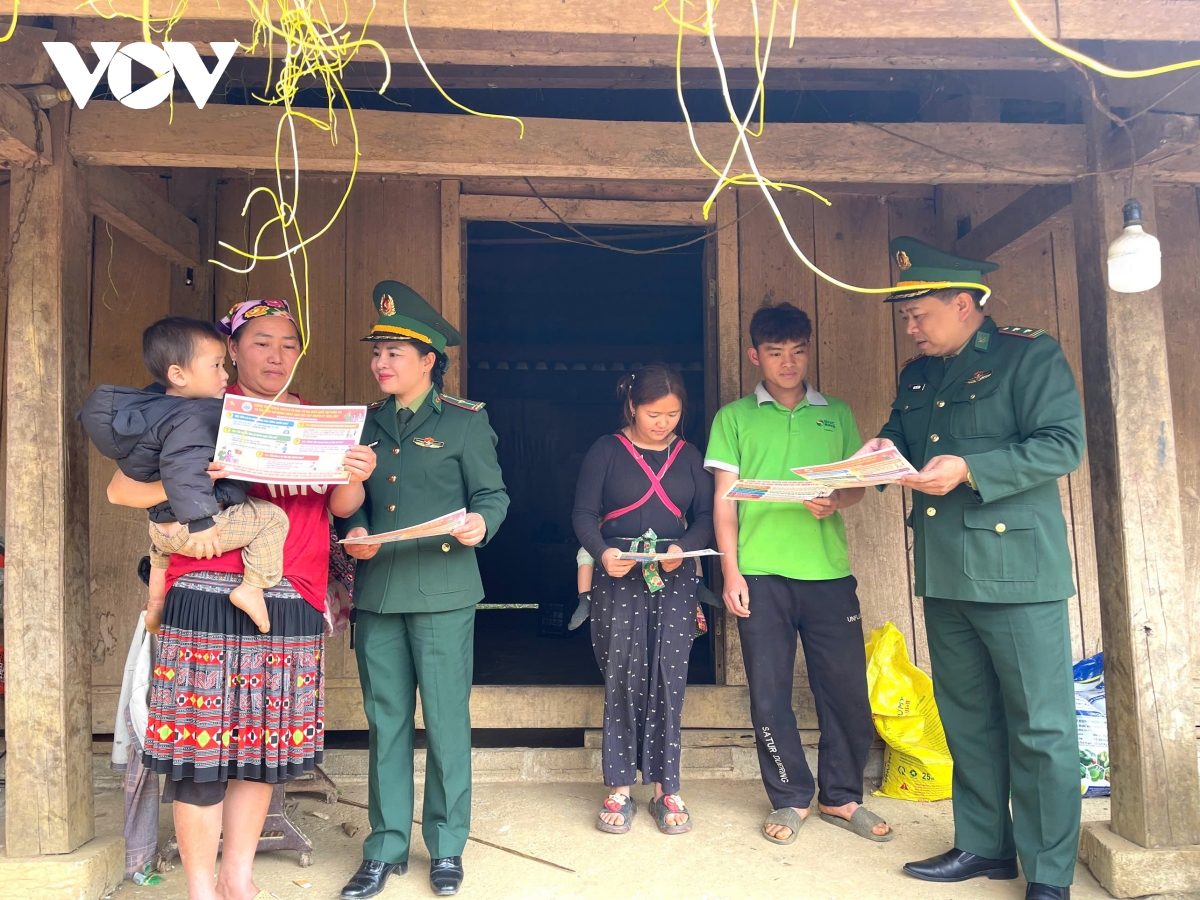 Cận ngày bầu cử, Bộ đội Biên phòng Sơn La lên nương, xuống bản để tuyên truyền
