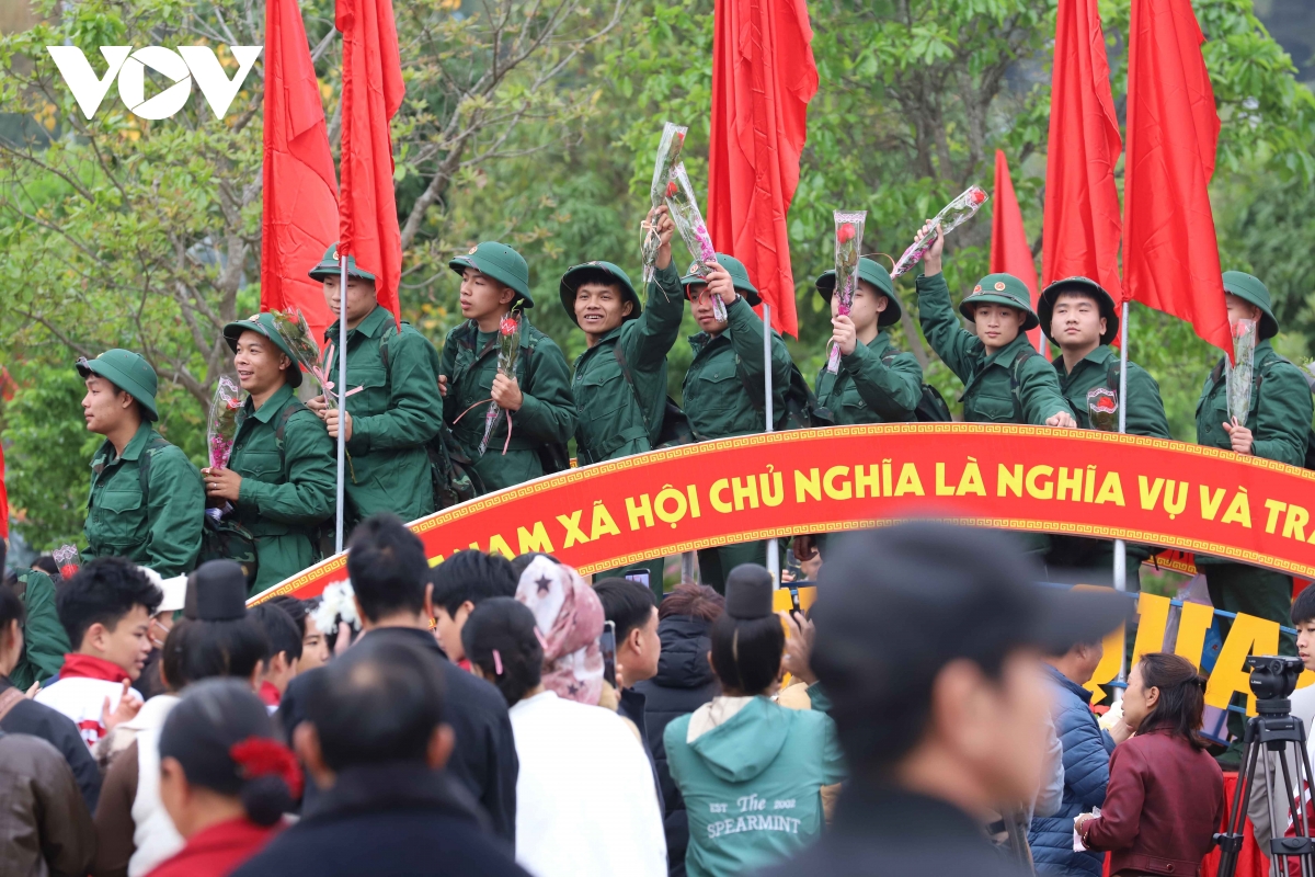 gan 3.300 thanh nien Dien bien, son la no nuc len duong nhap ngu hinh anh 3
