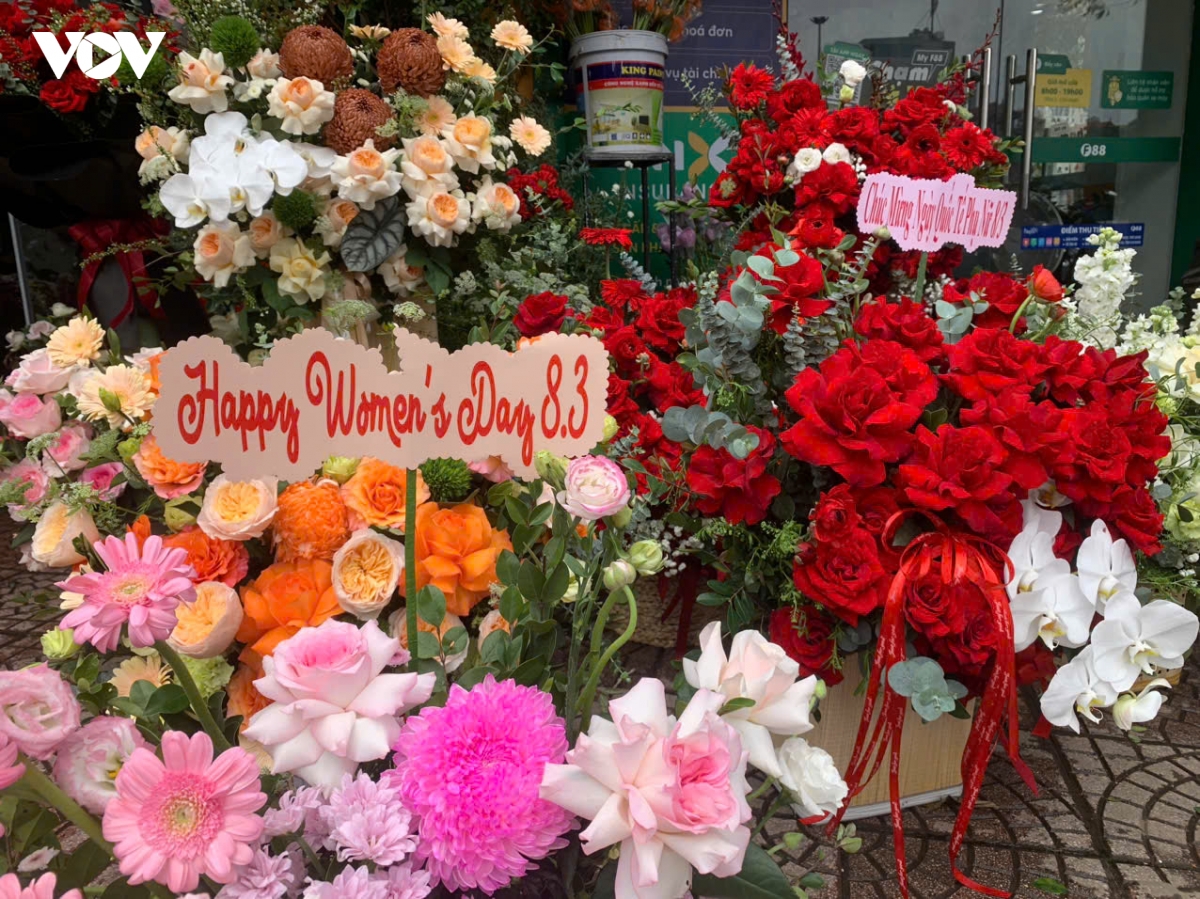 thi truong 8 3 hoa tuoi tang gia, thoi trang, giay dep thi nhau khuyen mai hinh anh 2