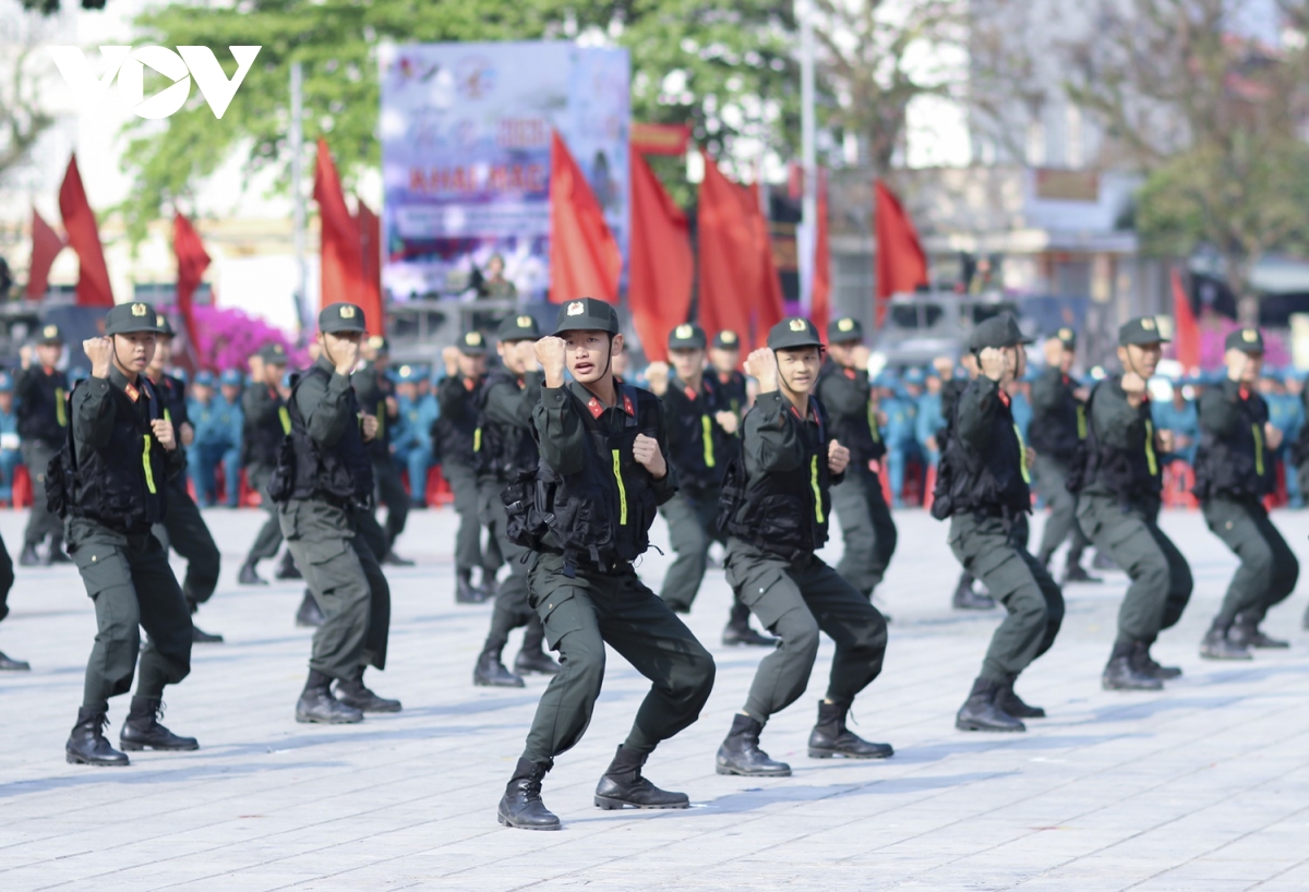 luc luong vu trang Dien bien ra quan huan luyen 2026 day khi the hinh anh 8