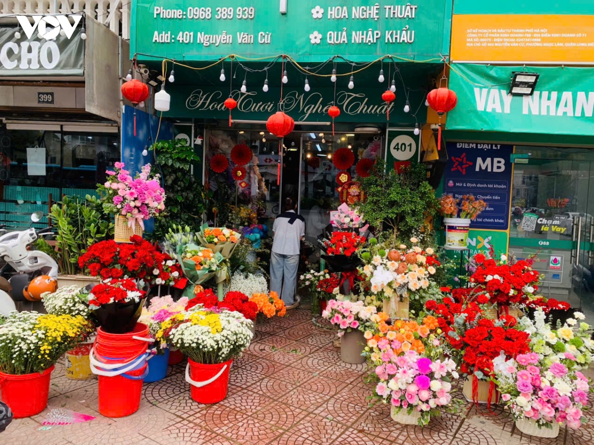 thi truong 8 3 hoa tuoi tang gia, thoi trang, giay dep thi nhau khuyen mai hinh anh 1