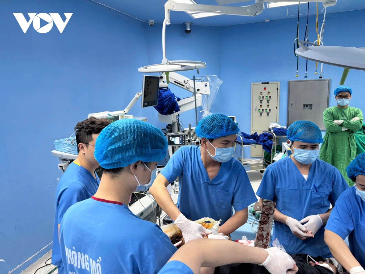 Cứu chữa thanh niên bị thanh kim loại xuyên qua ngực sau vụ tai nạn giao thông