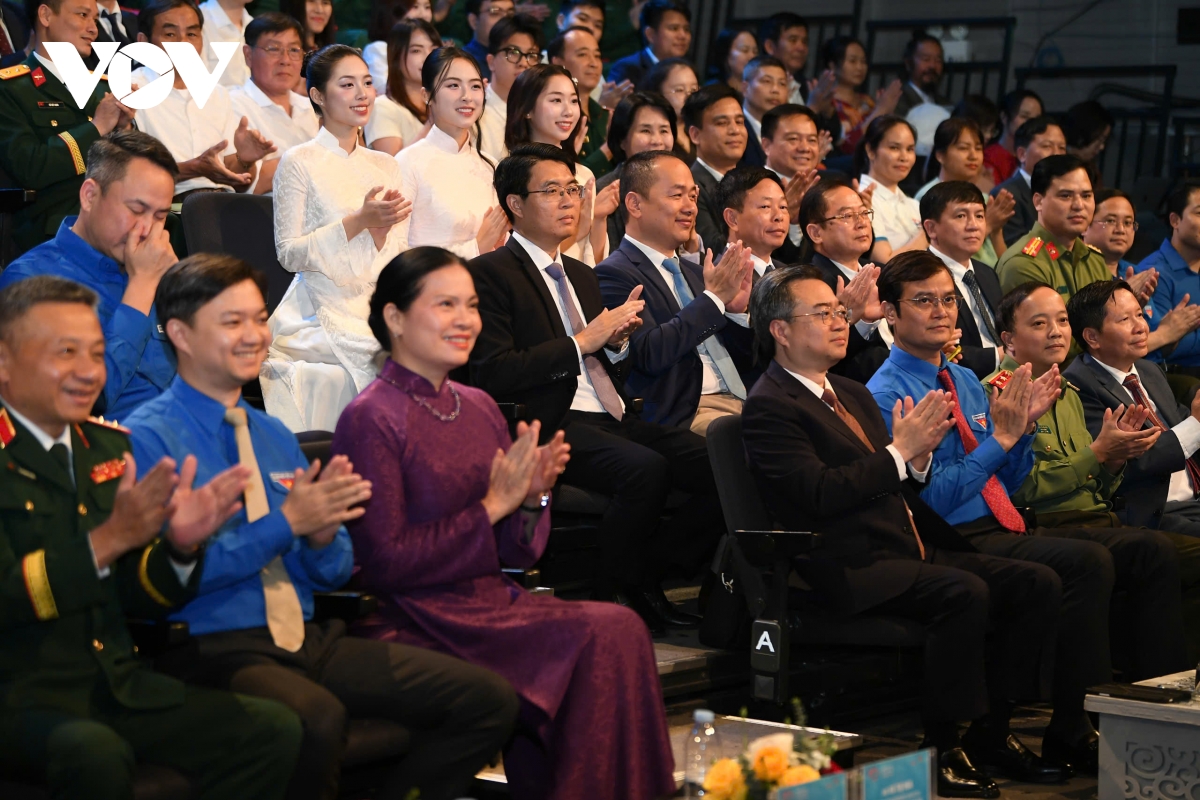 Dong chi nguyen thanh nghi du le trao giai thuong guong mat tre viet nam tieu bieu hinh anh 2