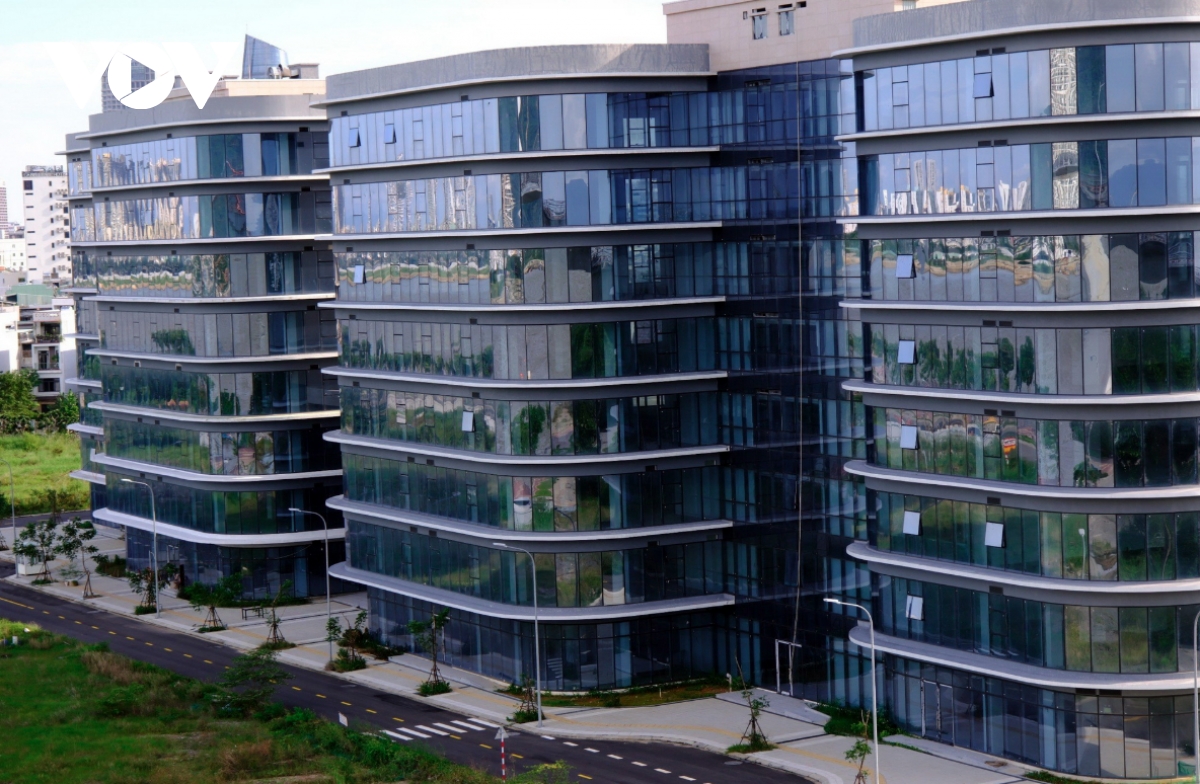 da nang international financial centre grants certificates to 12 investors picture 1