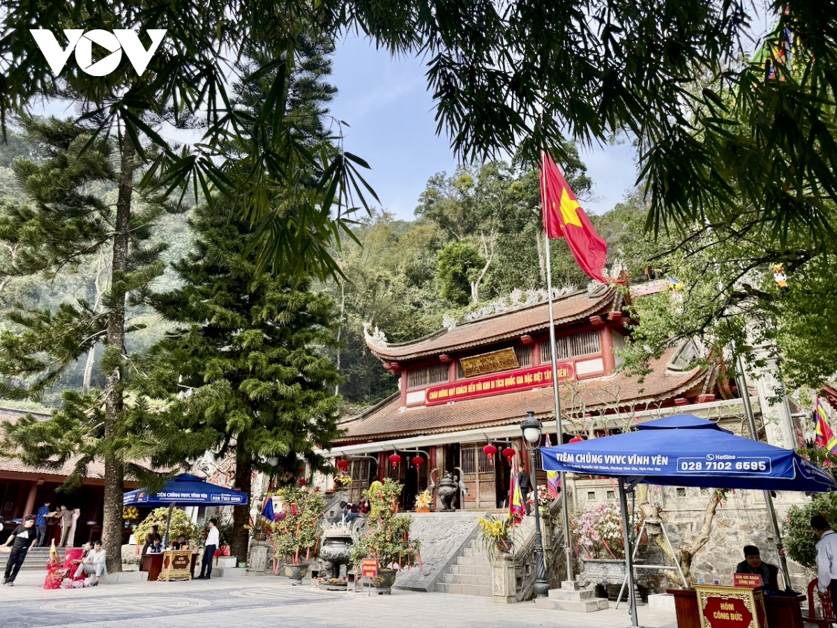 Hơn 120.000 lượt du khách về chiêm bái Đền Mẫu Tây Thiên