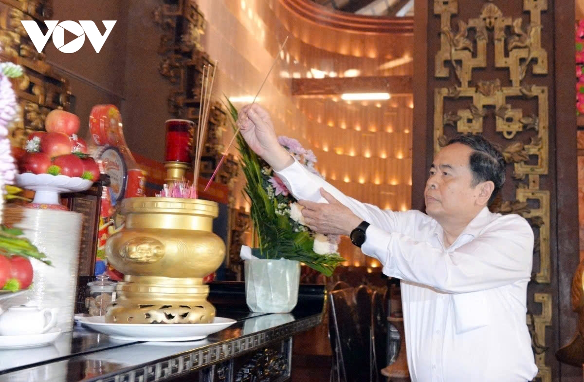 top legislator pays tribute to martyrs in ho chi minh city picture 1