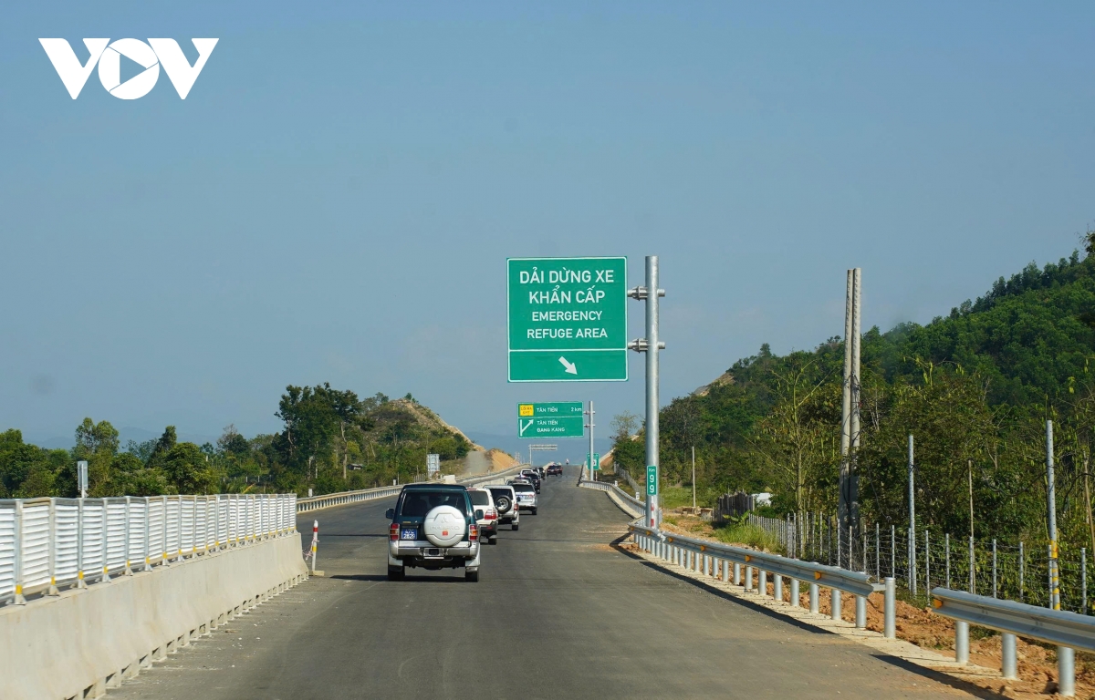 Phó Thủ tướng Hồ Quốc Dũng cùng đoàn công tác thị sat tuyến cao tốc Khánh Hòa - Buôn Ma Thuột đoạn thuộc dự án thành phần 3.jpg