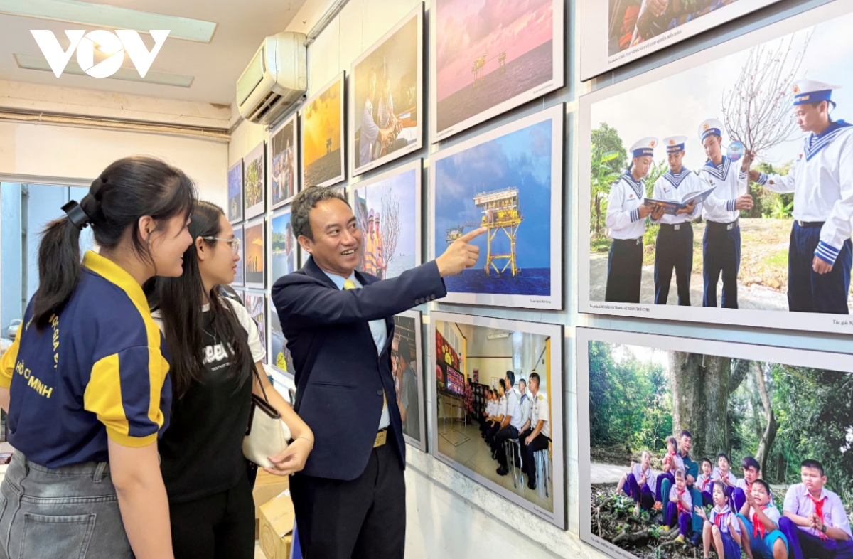 photo exhibition highlights youth spirit in vietnam s maritime frontiers picture 1