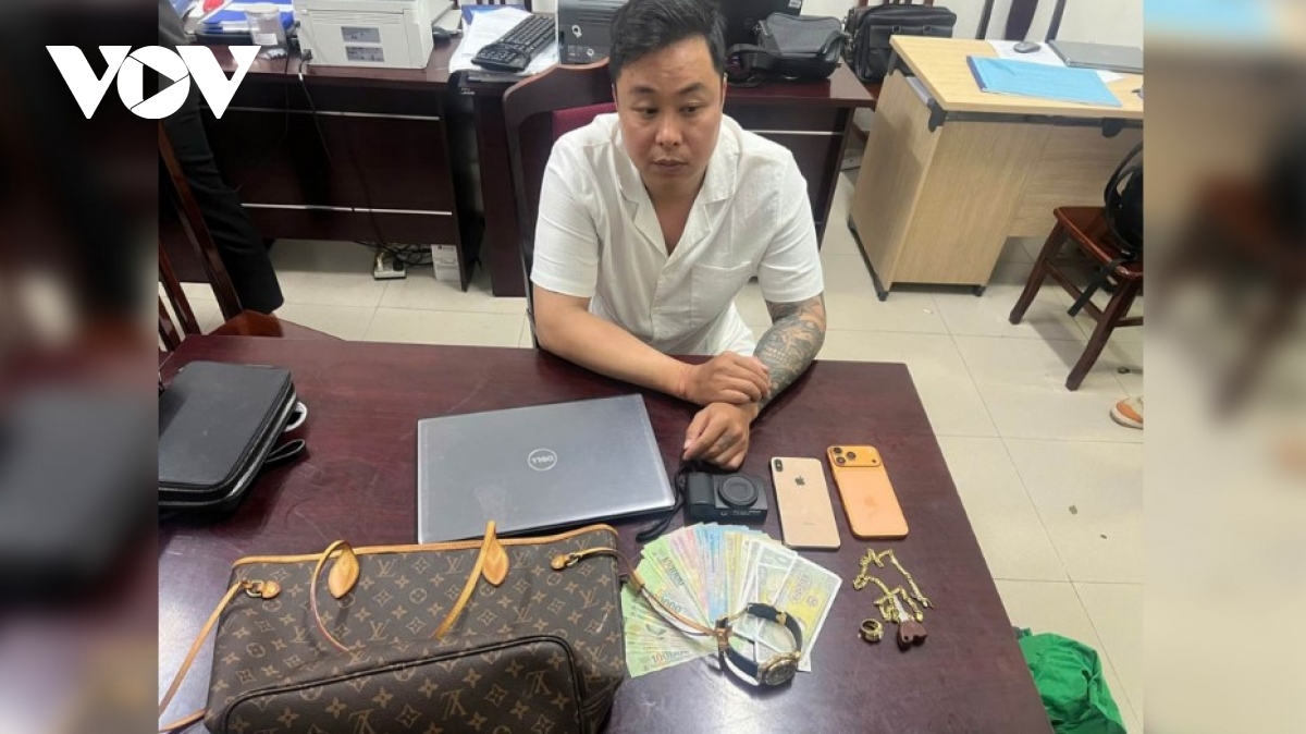 Đập kính ô tô trộm đồ hiệu và trộm xe điện tại khu đô thị