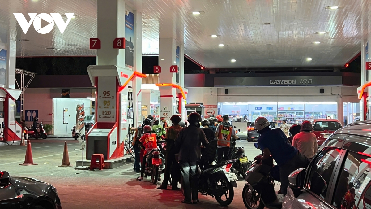 Xe máy mua xăng.jpg