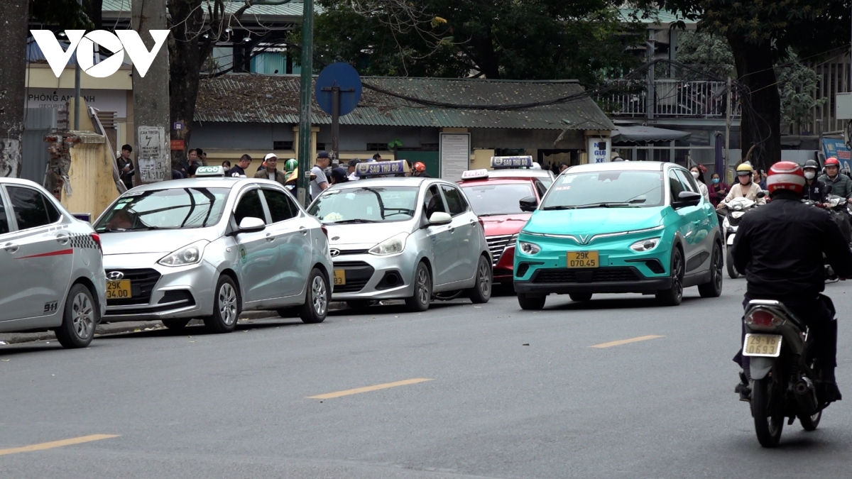 Hà Nội chuyển taxi xăng sang điện vào năm 2030, tài xế vừa mừng vừa lo