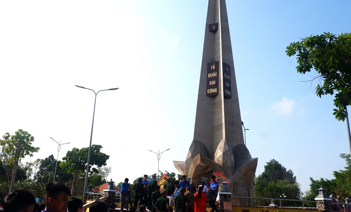 vinh long danh tinh 4 hai cot liet si duoc xac dinh bang cach lay mau adn hinh anh 1