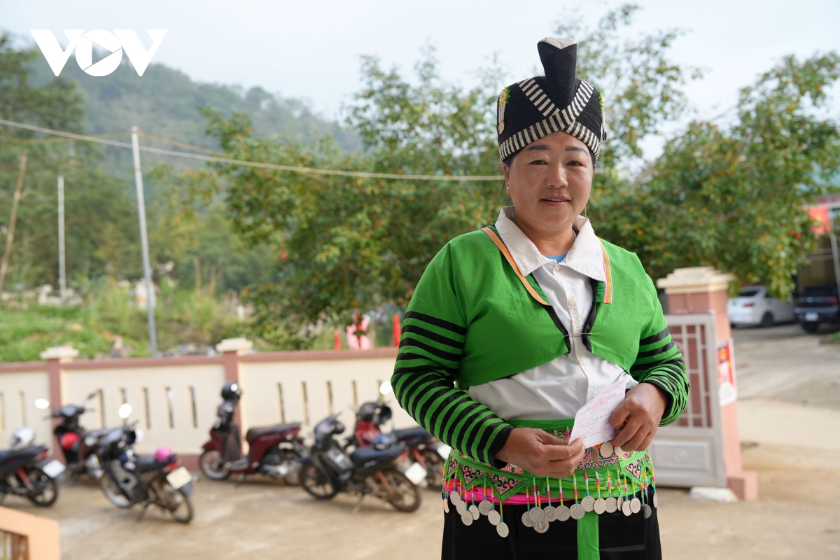 Dong bao cac dan toc vung bien xu thanh no nuc di bau cu hinh anh 7