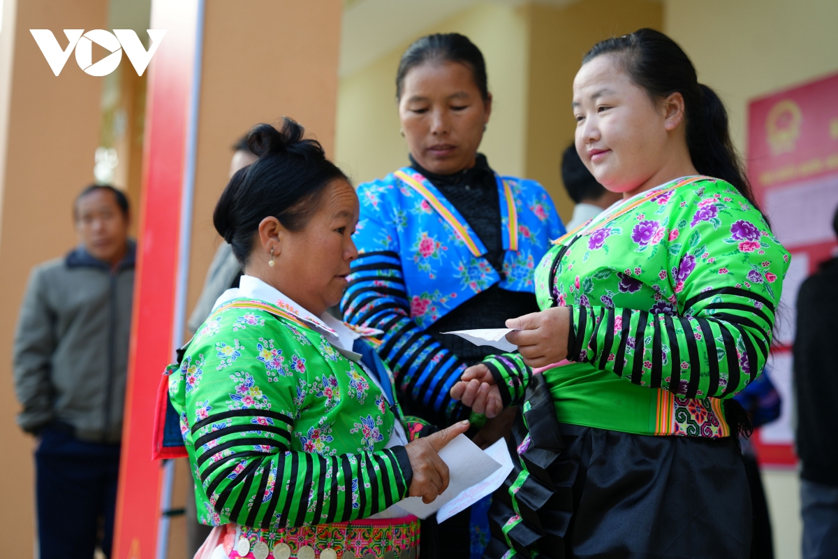 Dong bao cac dan toc vung bien xu thanh no nuc di bau cu hinh anh 10