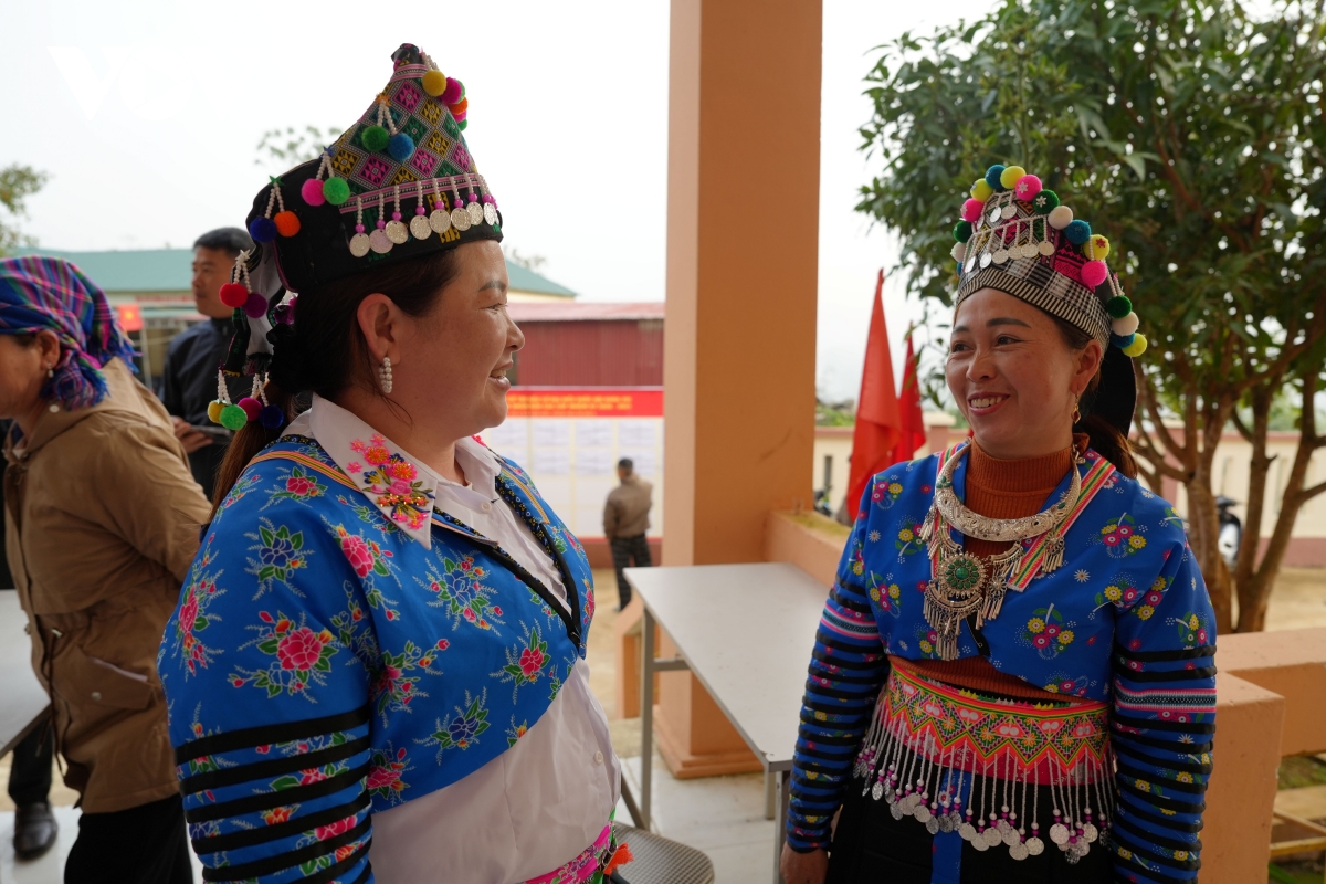Dong bao cac dan toc vung bien xu thanh no nuc di bau cu hinh anh 8