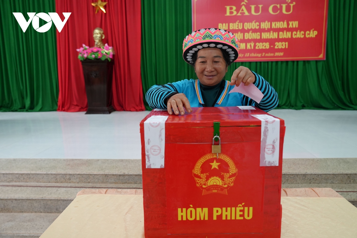 Dong bao cac dan toc vung bien xu thanh no nuc di bau cu hinh anh 9