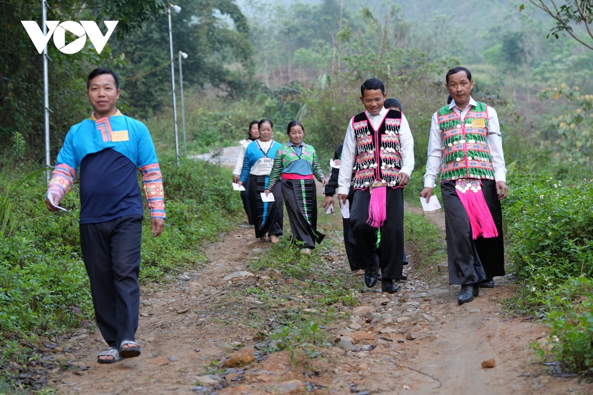 Dong bao cac dan toc vung bien xu thanh no nuc di bau cu hinh anh 2