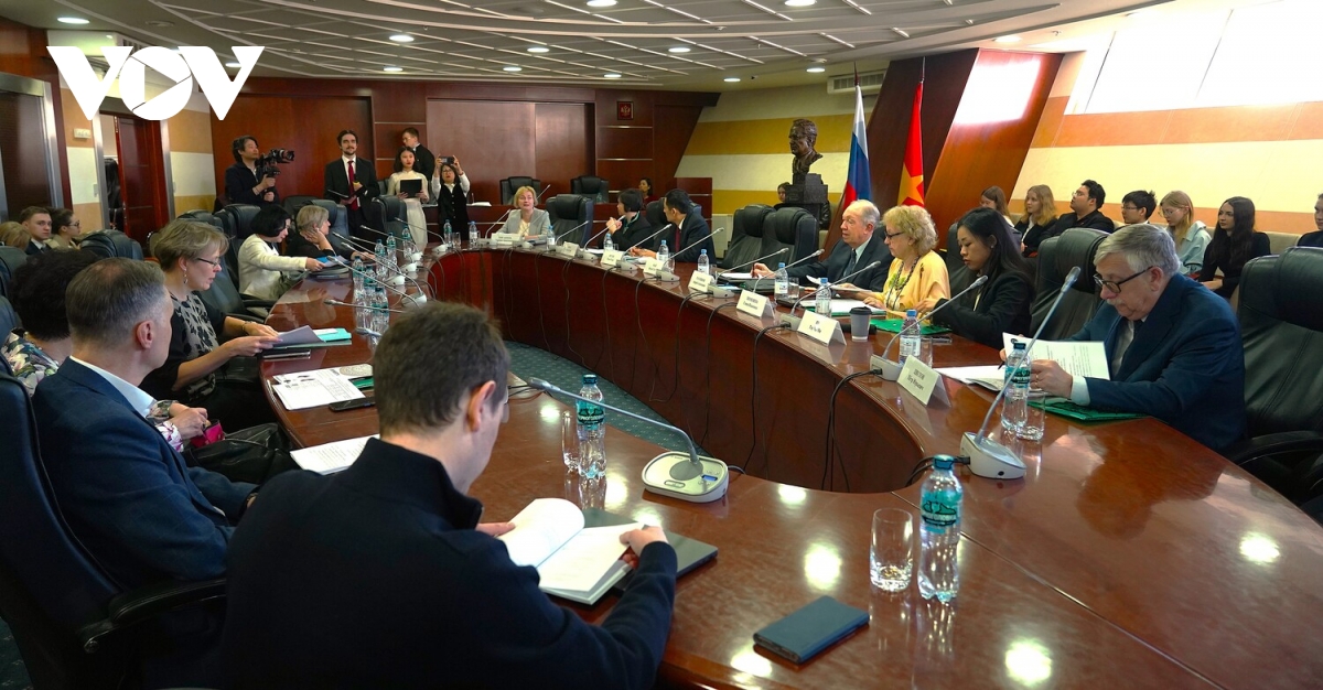 sinh vien nga yeu tieng viet tranh tai hinh anh 1