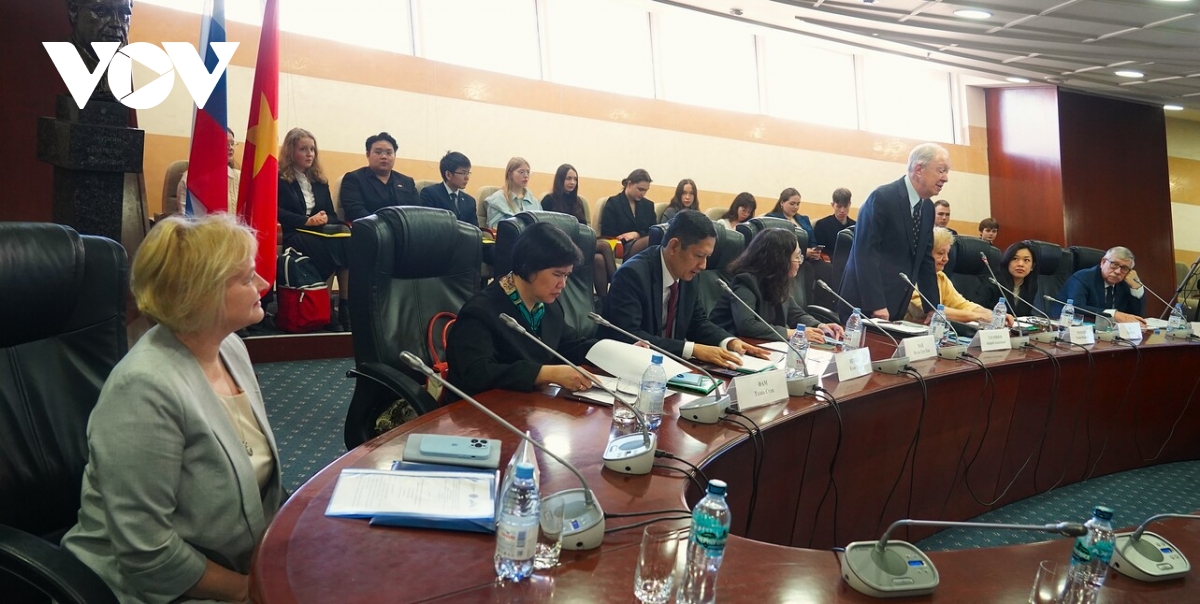 sinh vien nga yeu tieng viet tranh tai hinh anh 2