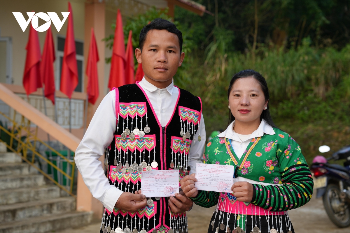 Dong bao cac dan toc vung bien xu thanh no nuc di bau cu hinh anh 6