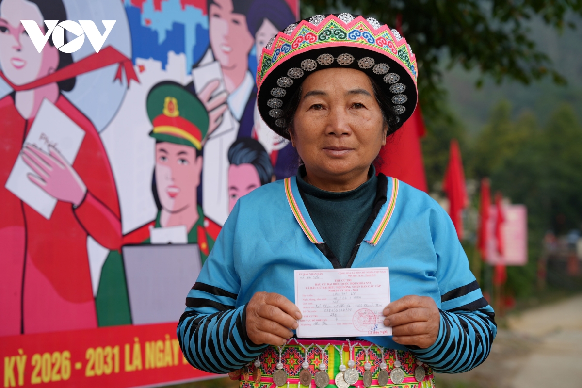 ruc ro sac mau bau cu vung bien thanh hoa cu tri gui tron niem tin vao la phieu hinh anh 3