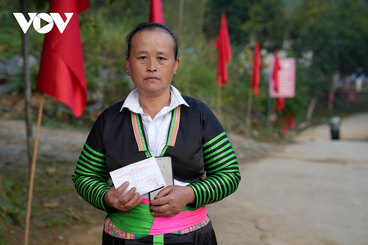 Dong bao cac dan toc vung bien xu thanh no nuc di bau cu hinh anh 5