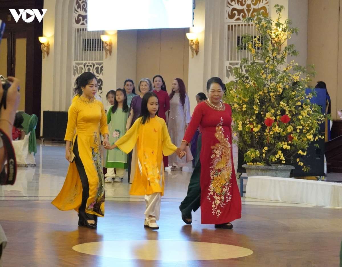 ra mat cau lac bo di san ao dai viet nam tai lao hinh anh 1